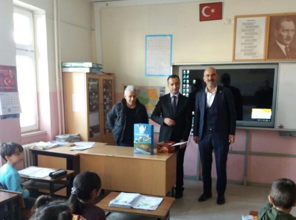 Ilıcalar Belediye Başkanı Mehmet Akif Günerigök ten öğrencilerimize karne hediyesi
